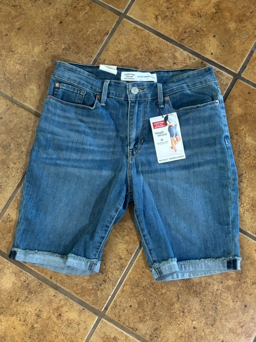 Signature by Levi Strauss Mid Rise Bermuda Blue Denim Jeans NWT - Picture 6 of 6